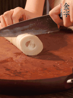 春筍去殼切滾刀塊，焯水備用。