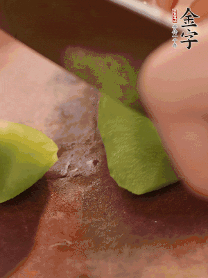 萵筍切滾刀塊。