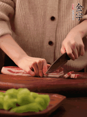 金字淡咸肉切片，冷水入鍋，加姜片、料酒略焯水。同步，五花肉切塊焯水。