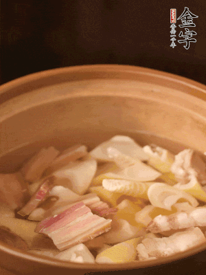 春筍、咸肉、咸肉一起入砂鍋，加姜片、料酒、清水大火煮沸到湯色變白。轉(zhuǎn)小火慢篤半小時。