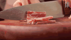 200g金字淡咸肉、100g冬筍、100g香干分別切細(xì)丁。