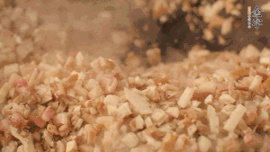 鍋中熱油，依次下食材翻炒，加2勺料酒、少許胡椒粉調(diào)味，撒蔥花攪拌均勻。