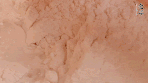 糯米粉中加入溫水，反復(fù)揉成團(tuán)。