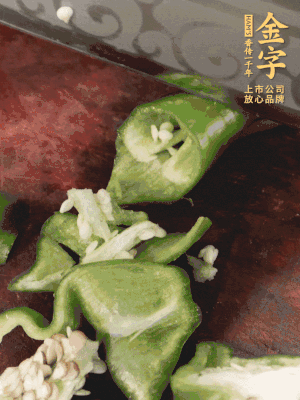 辣椒洗凈斜切成段，蒜切片。