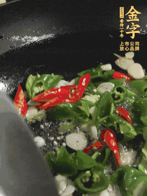 起鍋燒油，加辣椒、蒜片大火翻炒出香味。