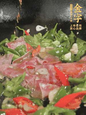 再下蒸炒火腿煸炒，加少許白糖提鮮。