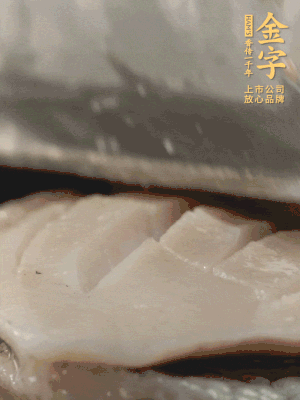 鮑魚用勺子撬出來，去掉內(nèi)臟和牙齒，加面粉、白醋、鹽、啤酒抓一下，清水洗凈，切花刀。