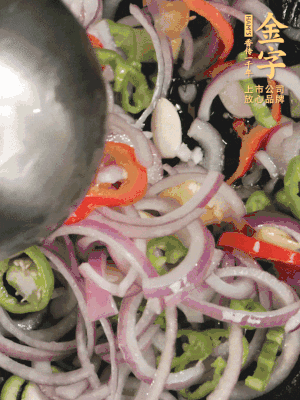 生姜、大蒜、青紅辣椒圈、洋蔥放油鍋煸香。