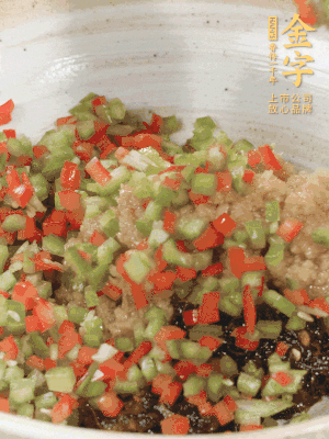 XO醬、蒜蓉醬、青紅椒粒攪拌成醬料。