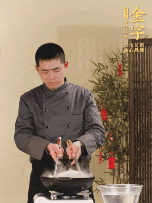 整只土雞冷水下鍋，加蔥姜、料酒焯水，撈出后用溫水清洗干凈。