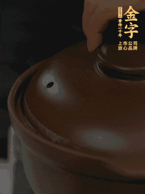 雞、火腿、姜片一起放入砂鍋中，大火轉(zhuǎn)小火燉2小時。