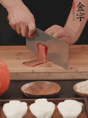 金字火腿上方切薄片。