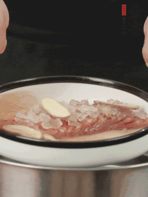置于盤中，加冰糖100g、黃酒100g、水200g，上鍋蒸20分鐘。