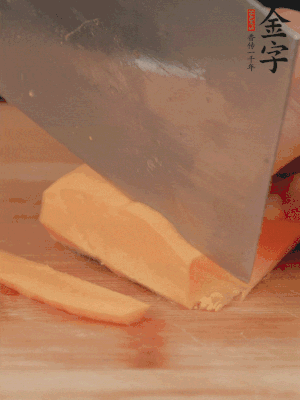 南瓜改刀切片，把蒸好的火腿鋪到南瓜上。