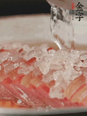 依舊放上冰糖100g、黃酒100g、水200g，鍋中再蒸15分鐘。