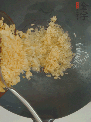 熱油下鍋，邊按壓邊翻炒均勻。