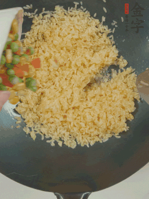 下豌豆粒、胡蘿卜粒、玉米粒。（買現成冷凍的雜菜即可，非常方便）