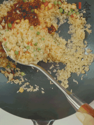 翻炒熟后，加金字火腿XO醬。