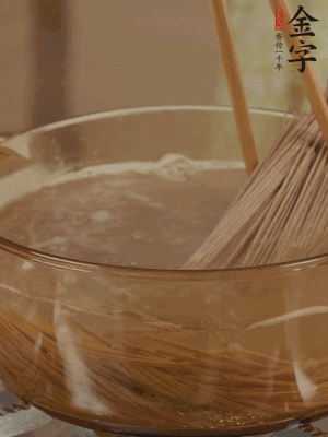 水開后下蕎麥面，煮2分鐘后過涼水備用。