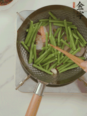 下掰好的缸豆段翻炒，略燜煮。