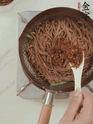 下蕎麥面，淋上少許醬油，加2勺金字火腿大師醬略翻炒即可。