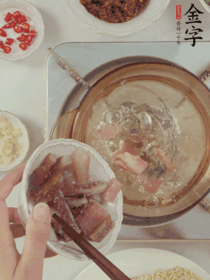 魷魚(yú)熱水下鍋，焯水備用。