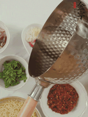 蒜末、小米辣、芝麻淋上熱油。