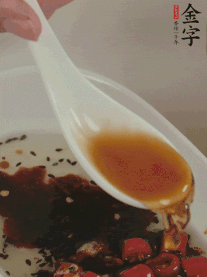 再加2勺生抽、1勺香醋攪拌。