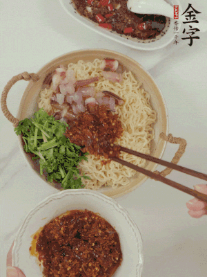 在面上鋪魷魚(yú)、香菜、金字火腿大師醬。