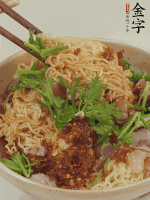 倒上醬汁攪拌均勻即可。