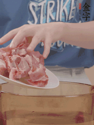 排骨剁小塊，加姜片、料酒沸水下鍋焯水。