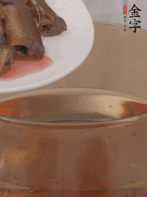 處理干凈的黃鱔段，加姜片、料酒沸水下鍋焯水。撈出用涼水沖洗干凈。