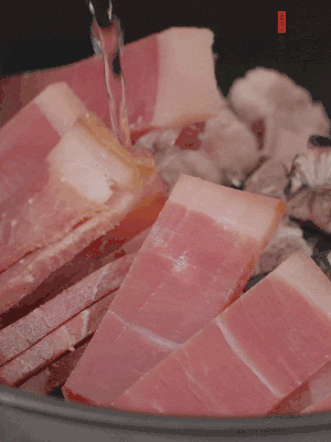 排骨、黃鱔段、金字火腿片放入砂鍋中，加沒過食材的水。