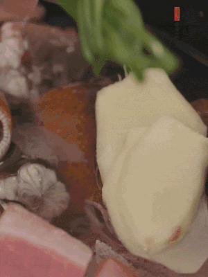 加姜片、蔥結、料酒。