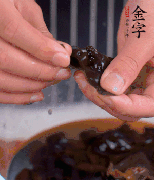 木耳冷水泡發(fā)，處理成小塊。（如果是小木耳就不用切了）