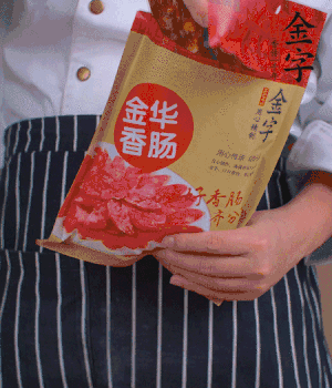 香腸切成斜片，小米辣切成斜片。