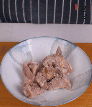 排骨加1勺黃酒、1勺蠔油、1勺玉米淀粉、1/4勺胡椒粉腌制半小時(shí)。