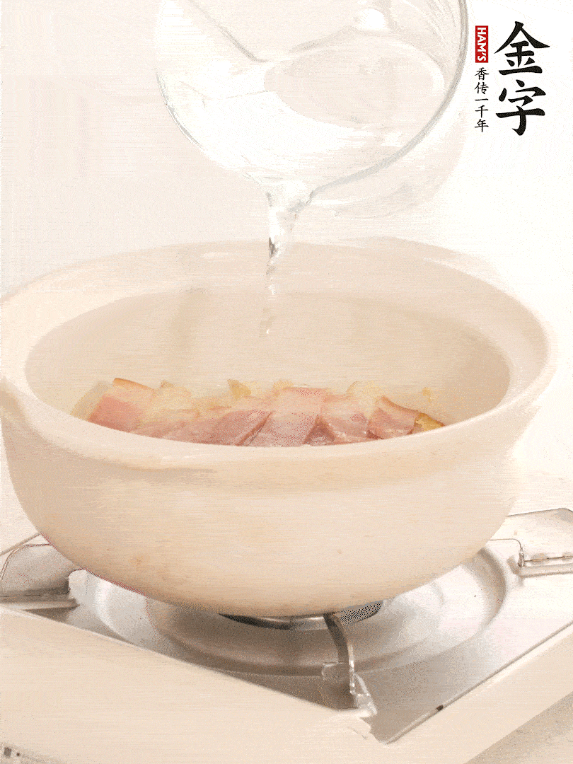 放入火腿片，加開水，再加入豆腐