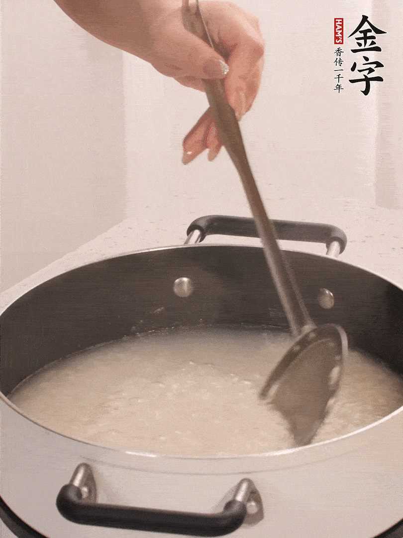 香菇、土豆、胡蘿卜、金字土香腸切小塊。