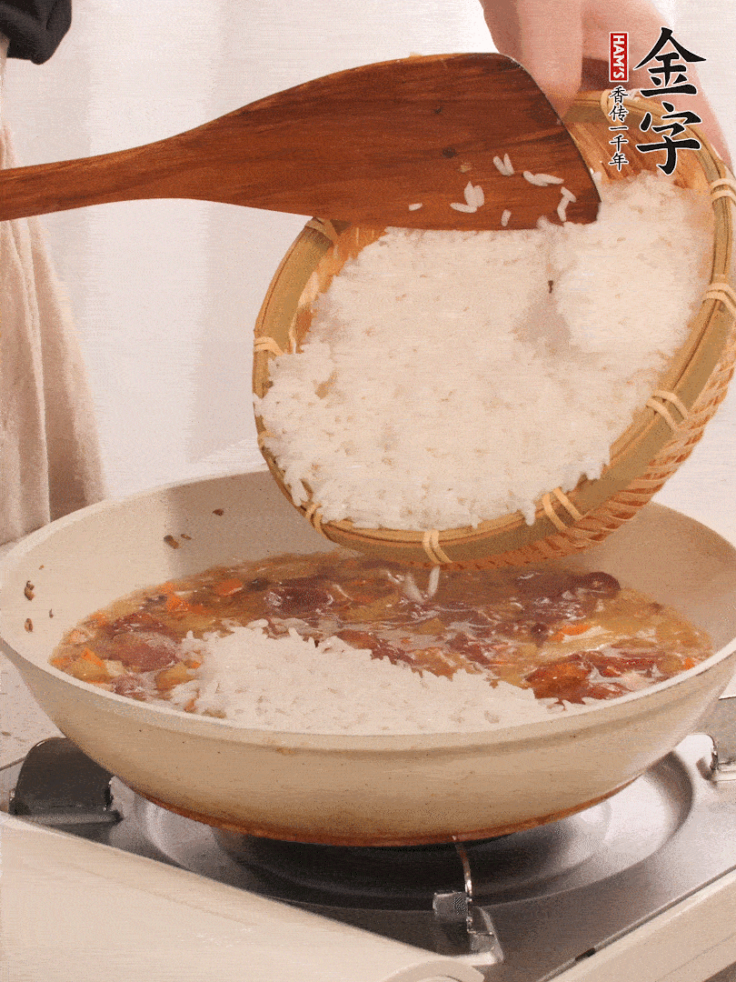 熱鍋燒油，香腸煸出油，加姜片去腥，加土豆、胡蘿卜、香菇翻炒到半熟，隨后加豆角、2小勺鹽、1大勺生抽，煸炒均勻。