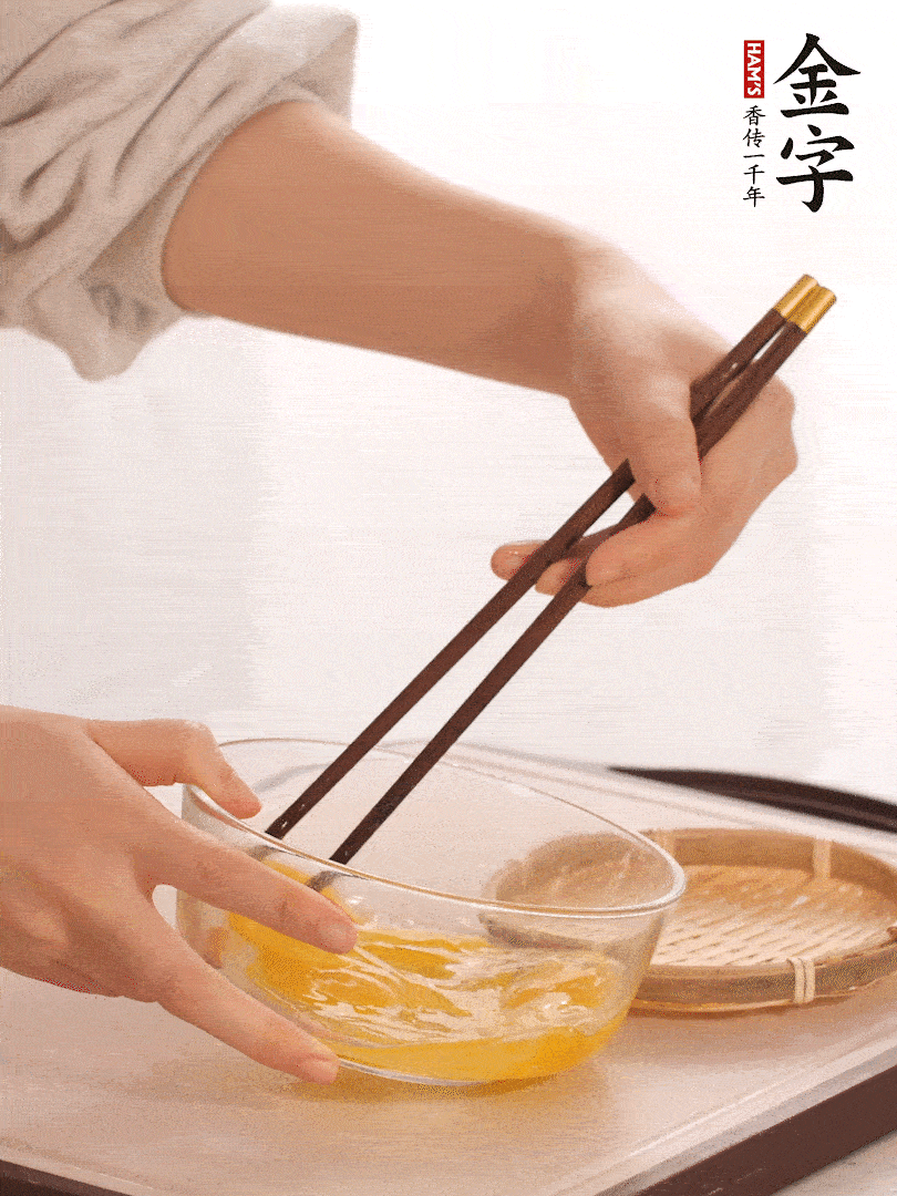 兩顆雞蛋打散。