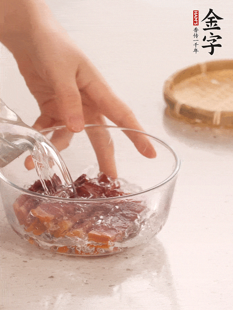 金字火腿切片，溫水泡5分鐘。