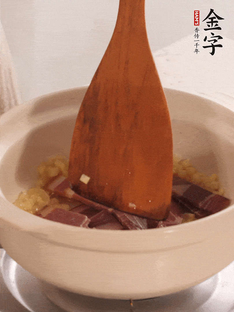 加熱水，加入白菜蓋上蓋子煨煮3分鐘。