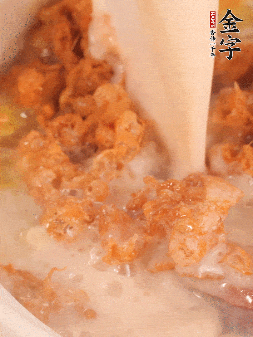 加入蛋酥再煨煮2分鐘，加入豆?jié){。