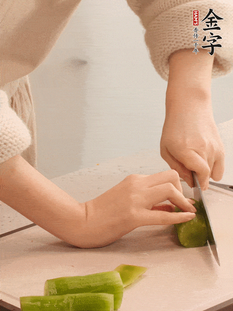 萵筍和白蘿卜用擦絲器擦成細(xì)絲。