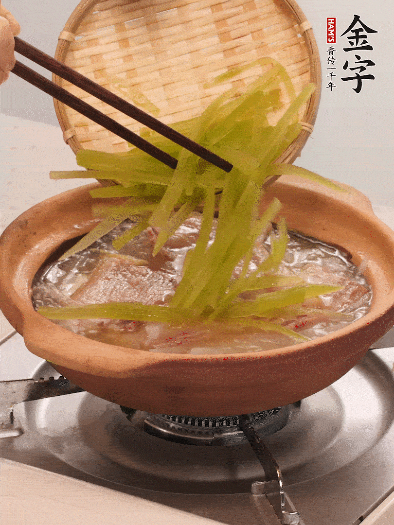 放入白蘿卜絲繼續(xù)炒軟炒至透明狀。