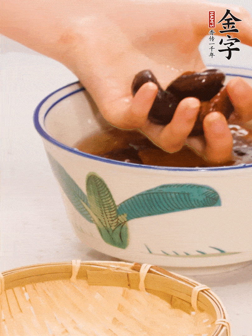 干香菇提前泡發(fā)切片，泡香菇水留著備用。