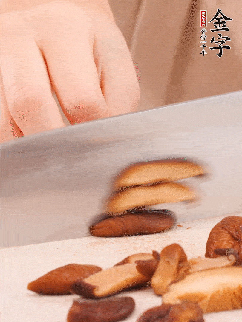 干香菇泡發(fā)，切成小塊。