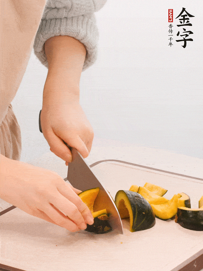 貝貝南瓜切小塊，生姜切成姜絲。