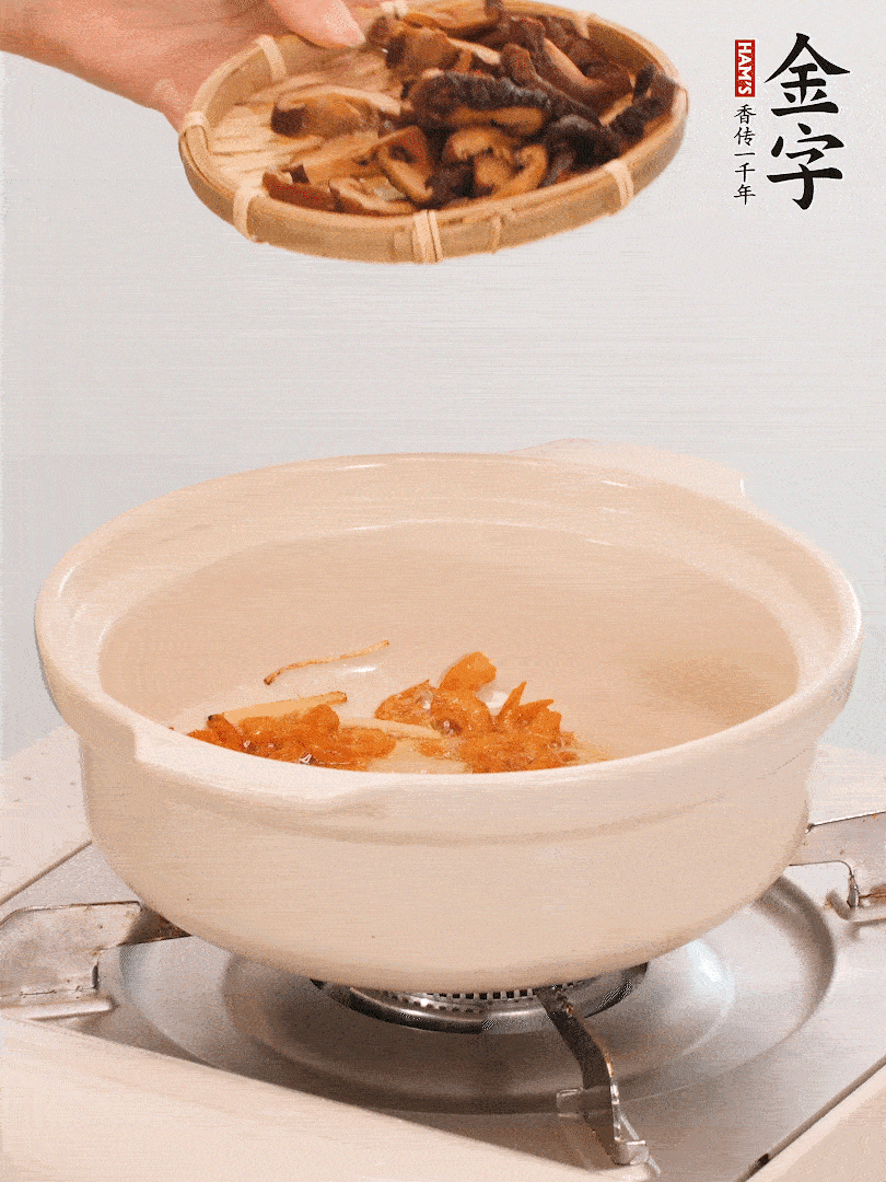 砂鍋倒入少許油，放入姜絲、海米小火煸香；再放入香腸、南瓜、干香菇一起翻炒2分鐘。